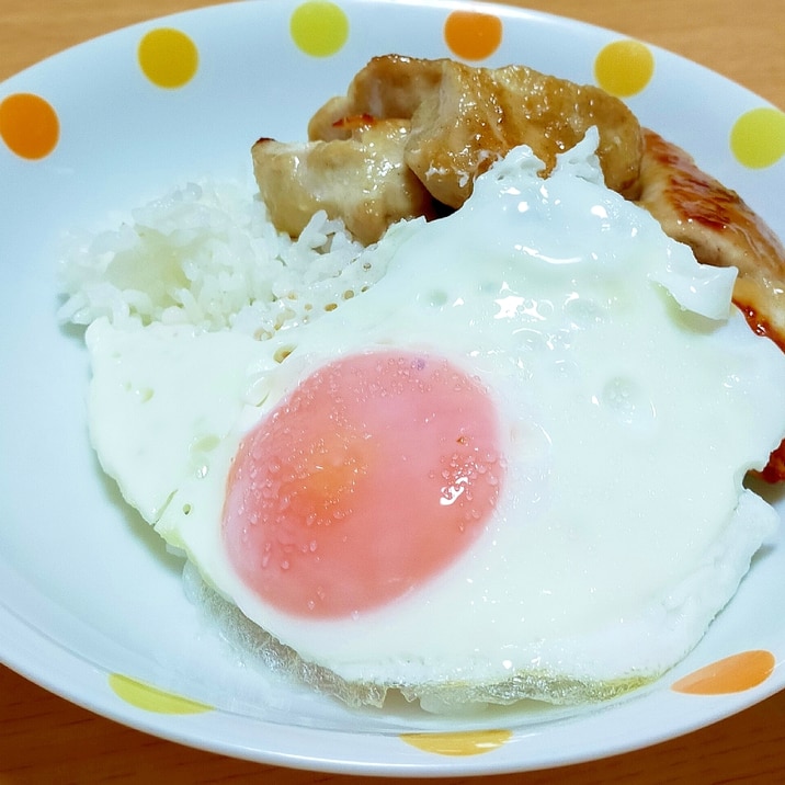 鶏肉と目玉焼き丼